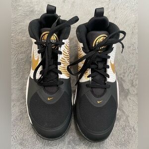NIKE Teamhustle black/ metallic gold youth sneakers size 6 - EUC
